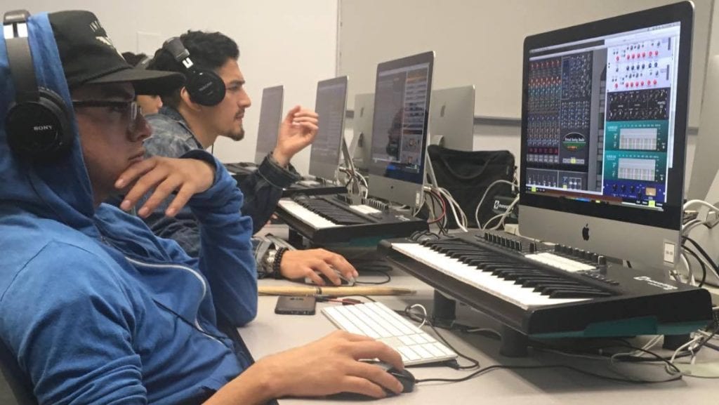 Classroom teaching signal flow with virtual simulations